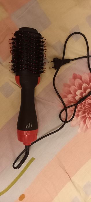 Perie de par cu aer cald