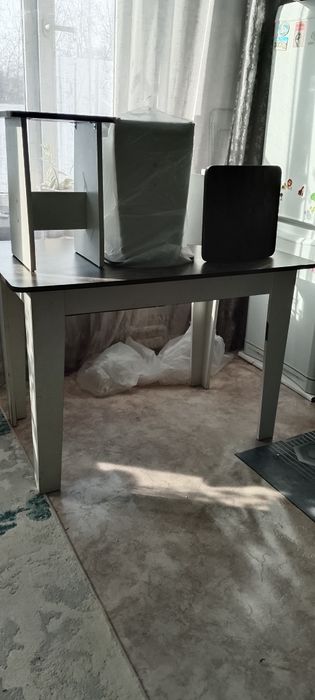 Продам стол со стульями.