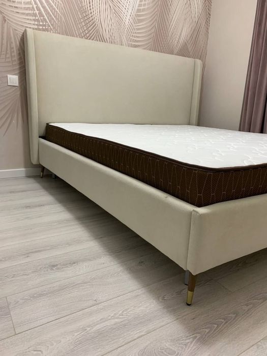 Современная мягкая кровать