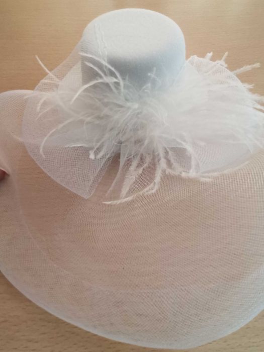 Продаю нарядное платье со шляпкой