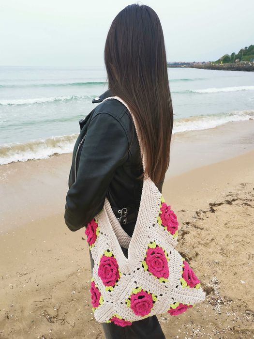 Чанта ръчно плетиво с мотив роза