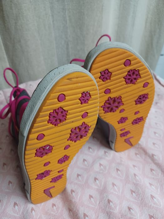 ДЕТСКИ БОТУШИ NIKE ELLI DEMI BOOT
номер38.5 или 24см. Малко са използв