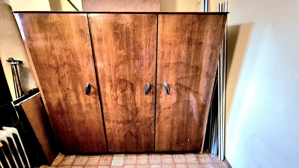 Стар трикрилен гардероб от масив орех