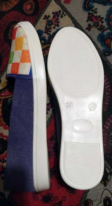 Цветни дамски обувки тип пантоф, номер 38, чисто нови.