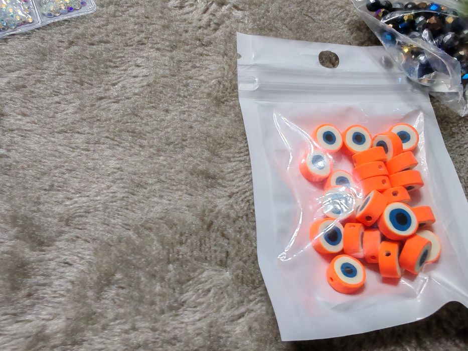 Бисер, стразы для рукоделия