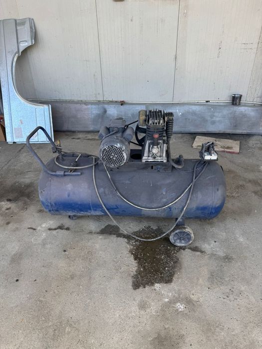 Vând compresor 200 l