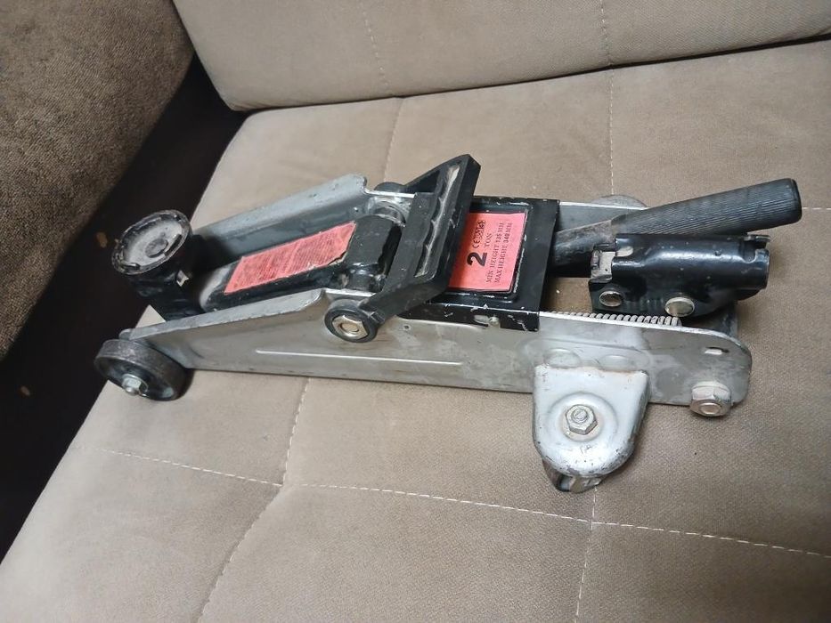 Домкрат с грузоподьемностью 2 тон