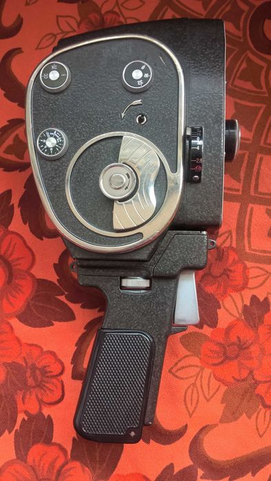 Радиокасетофон SHARP и съветска кинокамера " Quarz".