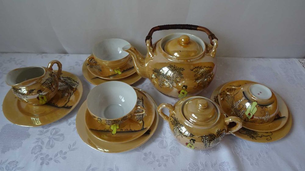 Японски порцеланови тройни сетове, чайник, захарница и каничка..