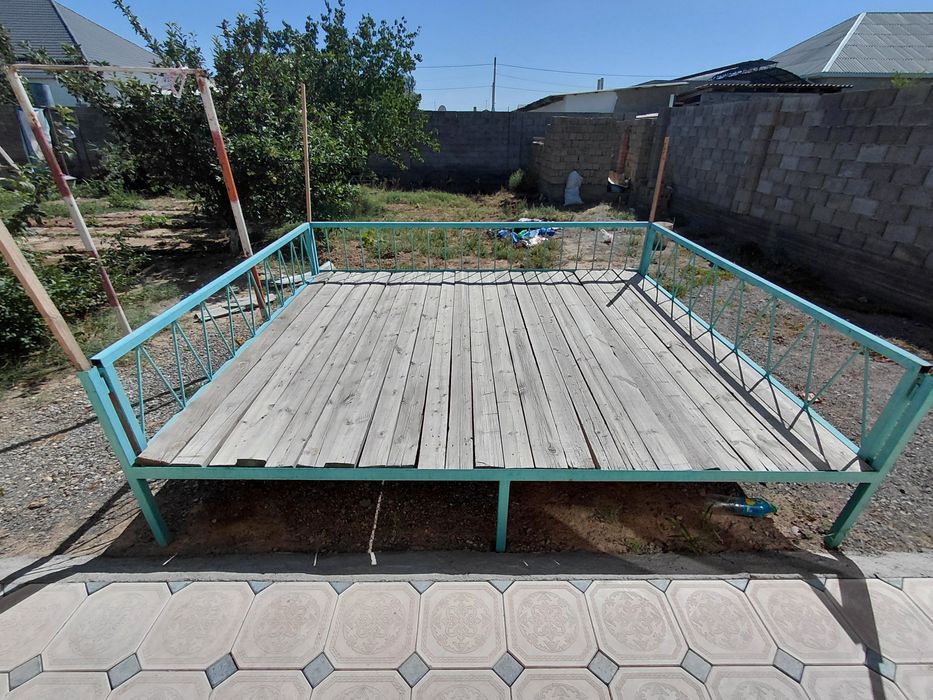 Тапчан сатылады.