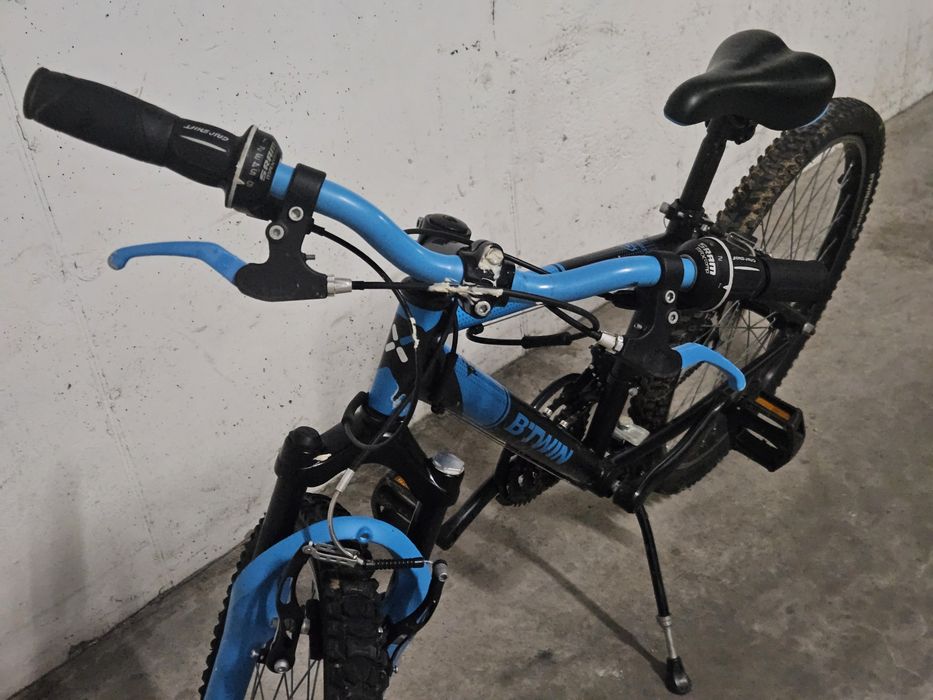 Vând Bicicletă MTB B'TWIN Rockrider 500 – Negru/Albastru