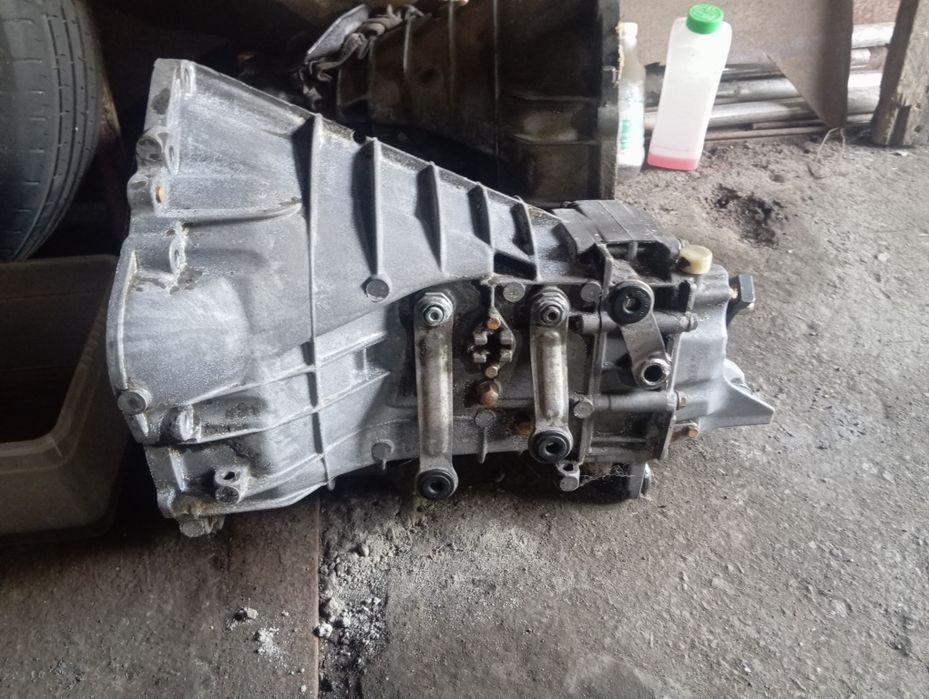 Продам МКПП мерс 124