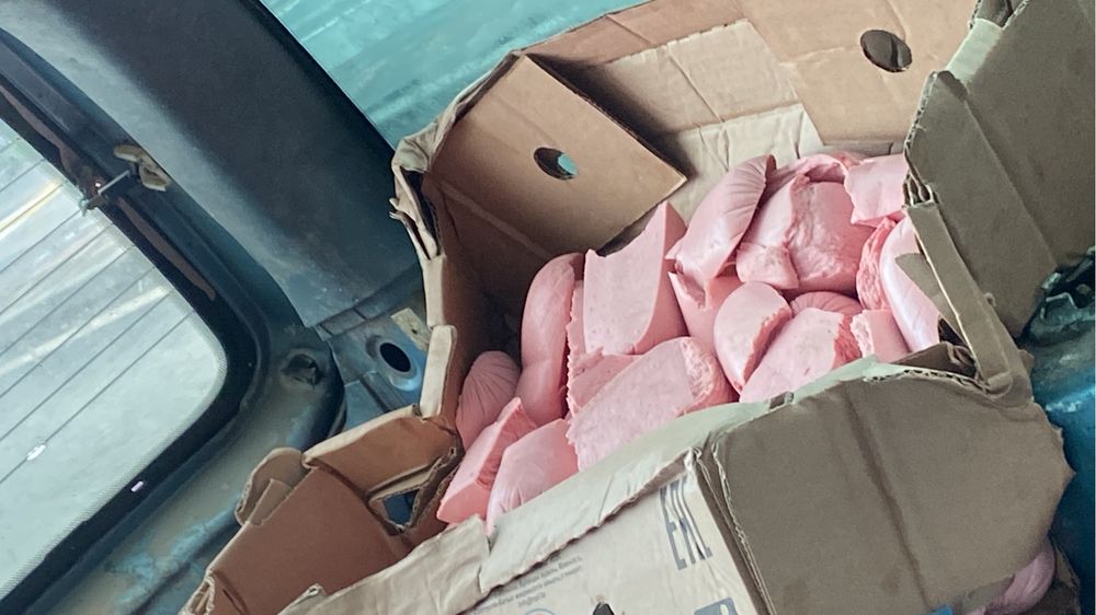 Куриные кости и колбаски для собак и кошек