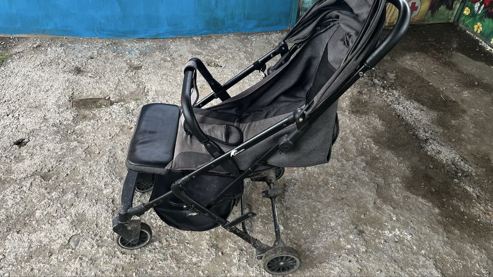 Продам коляску легкую