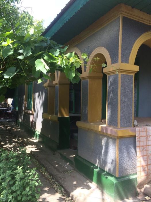 De vanzare casă batraneasca locuibila compusa din 3 camere si dependinte,fântana cu apa potabilă,2 sobe teracota,curent electric,pivnita,curte 2000 mp