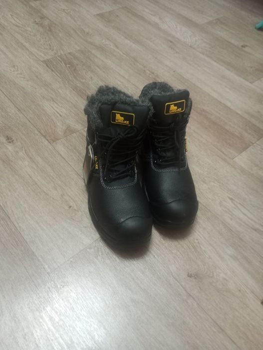 Продам ботинки зимние