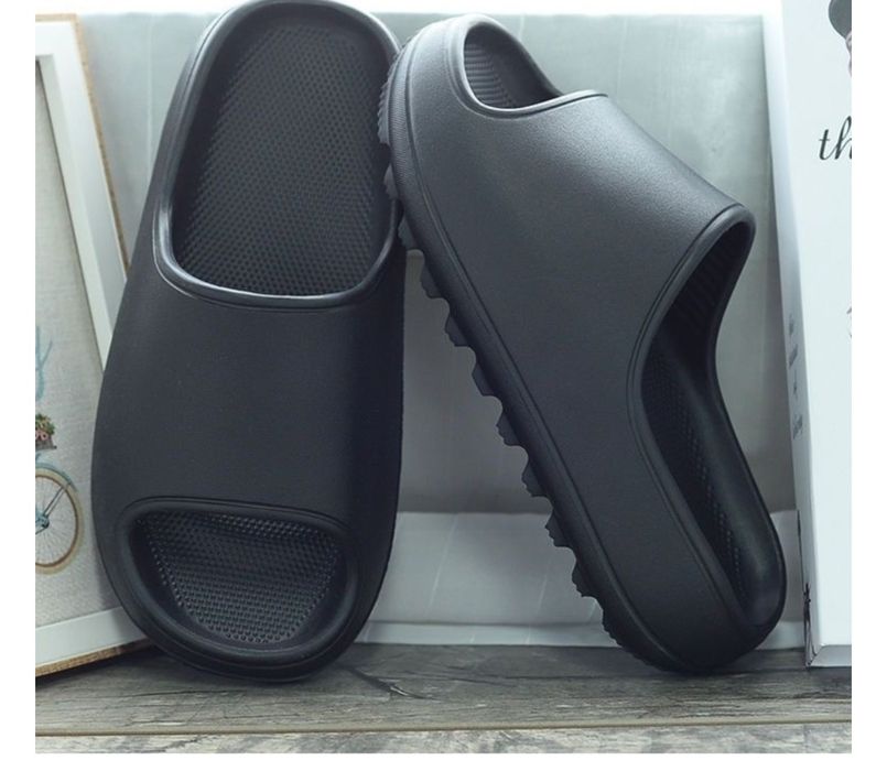 Тапочки шлепаны.