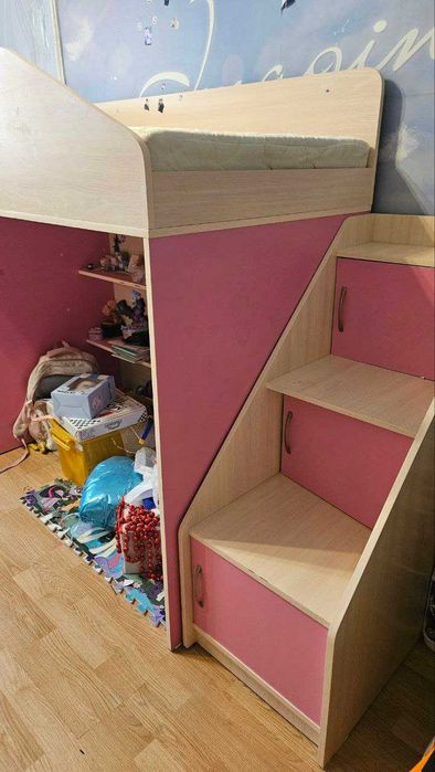 Кровать-чердак детская, со ступеньками