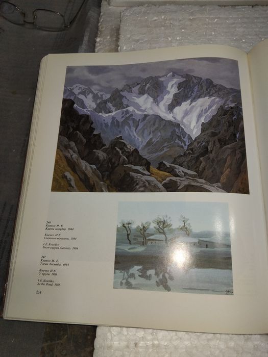 Продам  книгу на трех языках.