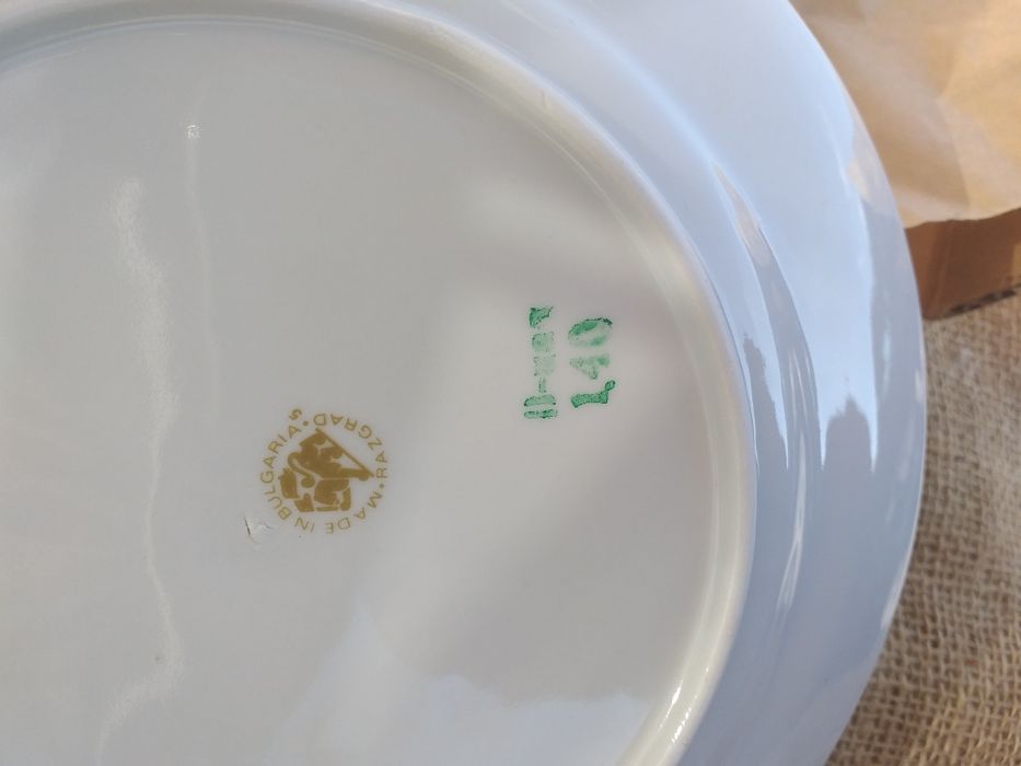 Нови порцеланови чинии със златен кант.