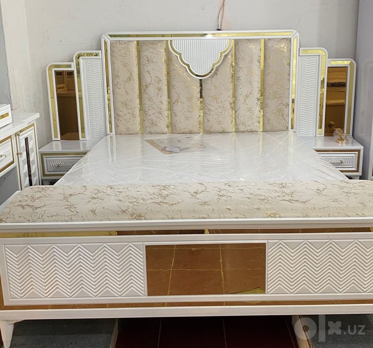 Divan spalni komplekt ikkita tumochkasi hamda bitta sonduqchasi bilan