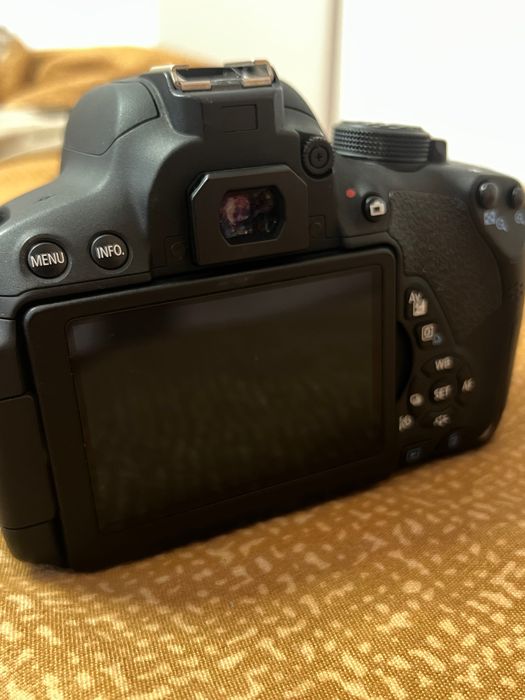 Фотоапарат Canon EOS 700D