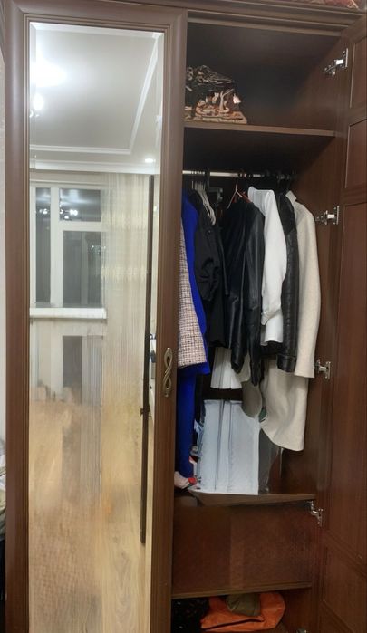 Большой шкаф с зеркалом