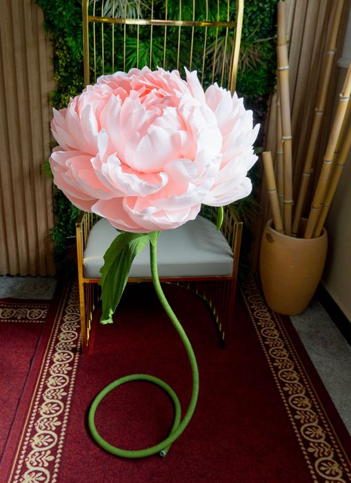 Големи хартиени цветя на стойка, украса за събития, фотосесии, витрини