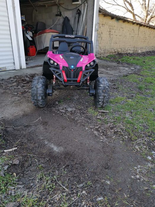 Акумулаторен джип  с два  кумулатора по 12 волта.