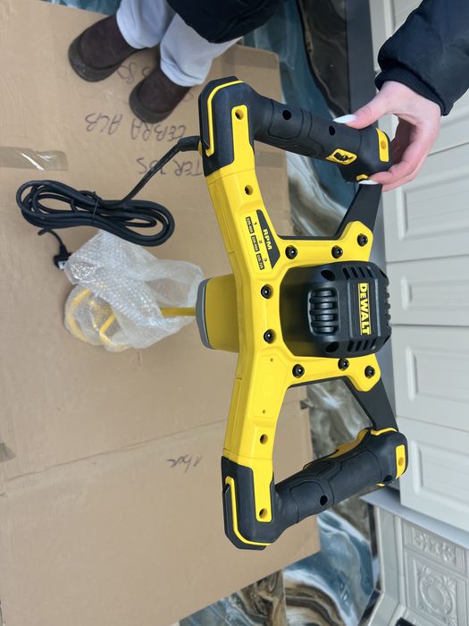 Acest mixer electric DeWalt DWD241-GB de 1800W