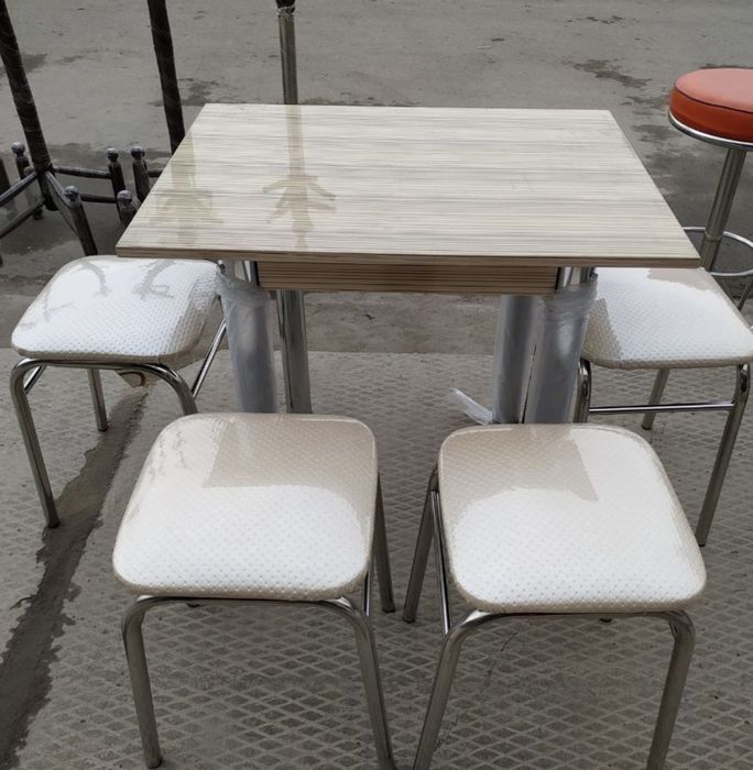 Продаю стол с табуретками