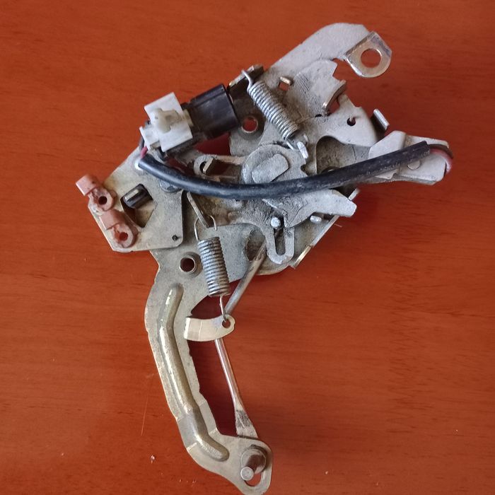 Замок доводчик Делика Delica