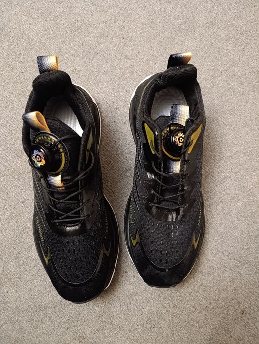 Чисто нови маратонки