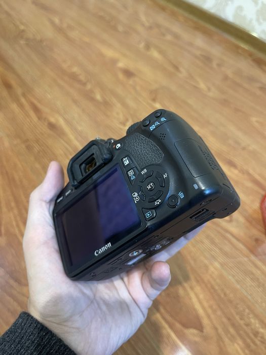 Canon EOS 550D — идеальное состояние, почти не использовался