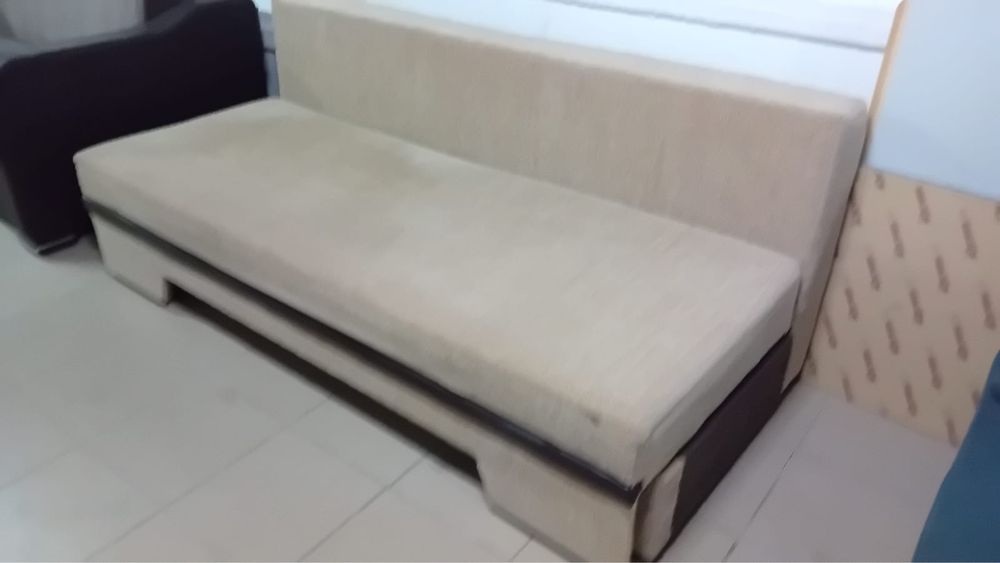 Canapea extensibila cu loc pentru haine