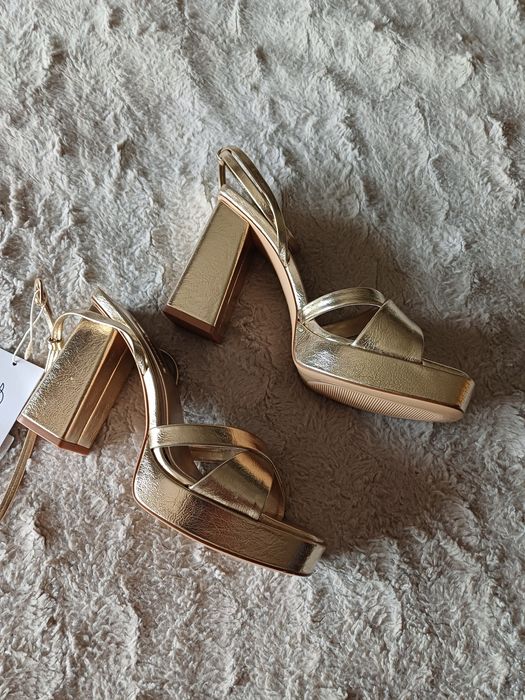 Сандали златисти на ток и платформа