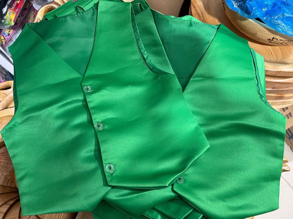 Зелёная жилетка на мальчика 4-5 годиков новая