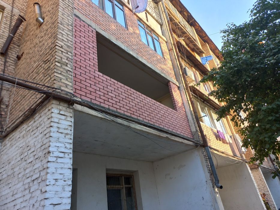 Кладка кирпича и ремонт балконов установка новые решотки козерки рамы