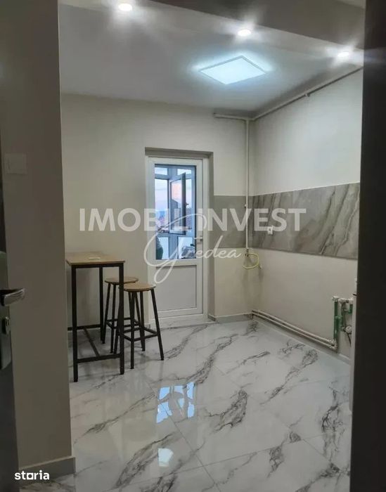 Garsoniera de vanzare, balcon si boxa la subsol – Tolstoi, 48.000 Eu