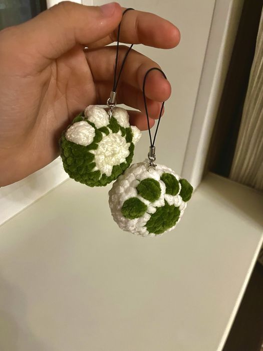 Вязаные брелки на рюкзак