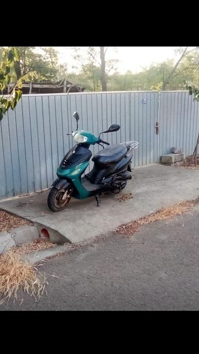 Vând scuter g y6 de 80 merge foarte bine nu are probleme și am și acte