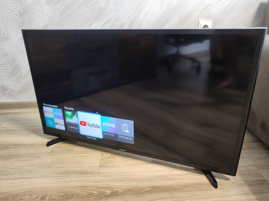 Televizor Samsung Smart TV 105 cm