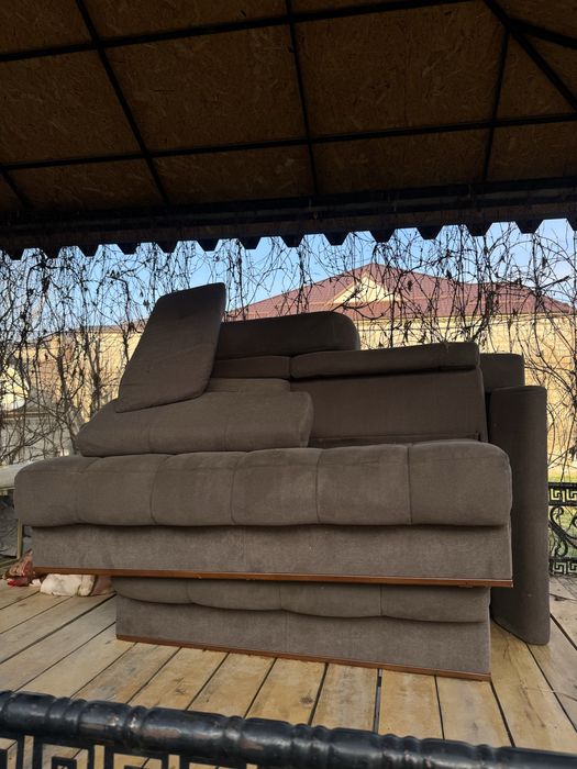 Диван коричневый