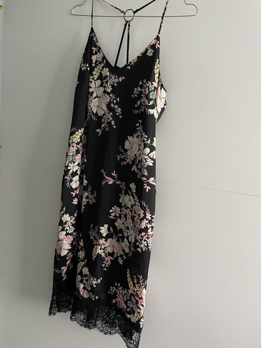 Секси сатенена рокля с дантела