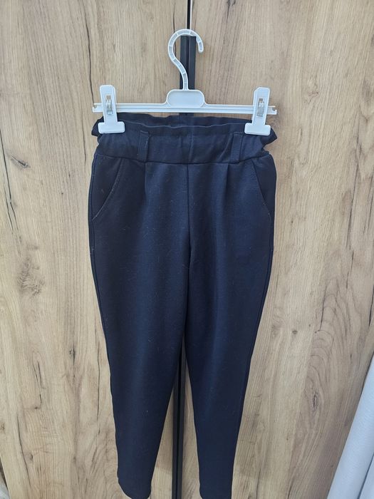 Продам школьное брюки на девочку.