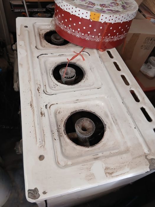 Холодильник и газовая плита