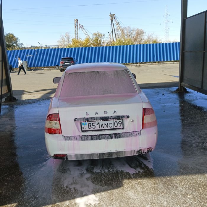 Продам Приору торг у капота.