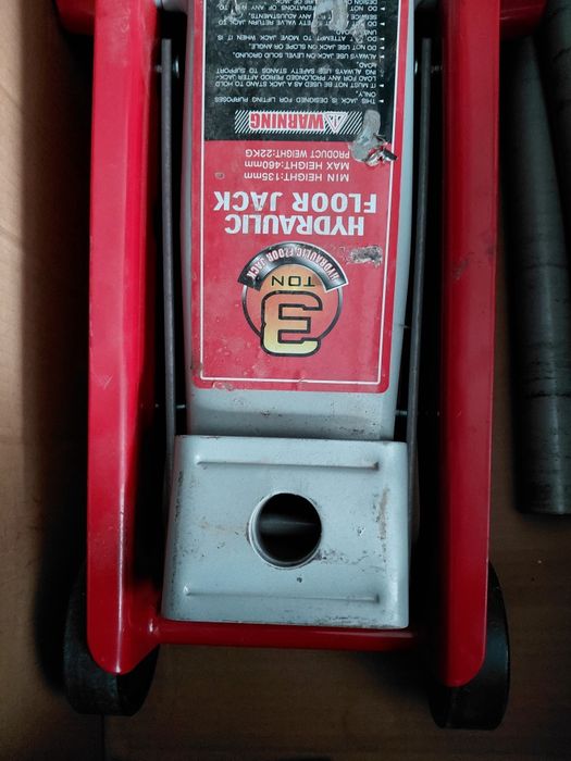 Домкрат автомобильный