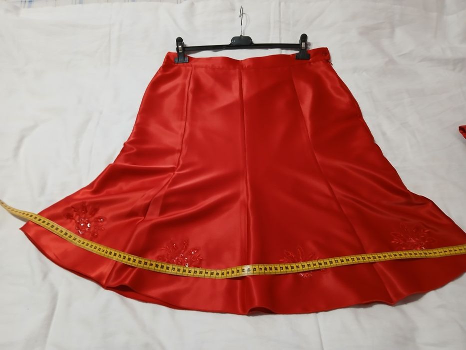 Costum de șaten cu broderie roșu