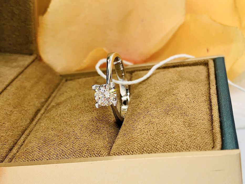 Роскошное золотое кольцо с крупным бриллиантом